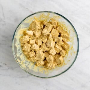Trozos de tofu cubiertos con el marinado