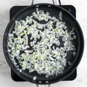 Cebolla cocinándose en una sartén
