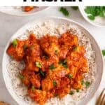 Tofu tikka masala con salsa cremosa sobre arroz, decorado con perejil fresco